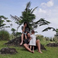 Dalam foto-foto yang dibagikan, tampak Raisa, Hamish, dan Zalina bermain bersama-sama di tengah sawah. Duduk di rumput sambil menikmati suasana alam, liburan keluarga ini terlihat sangat mengasyikkan. Foto: Instagram/@hamishdw