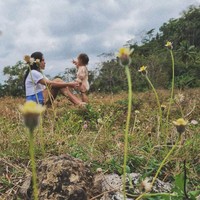 Namun tampaknya Raisa dan Hamish masih konsisten untuk tidak memperlihatkan wajah putri mereka. Tidak sedikit netizen yang kemudian mengomentari pilihan pasangan suami-istri tersebut untuk menyembunyikan wajah sang anak. Foto: Instagram/@hamishdw