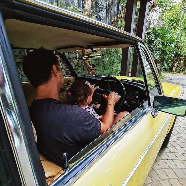 Walaupun demikian tak sedikit pula netizen yang membela pilihan Raisa dan Hamish untuk menyembunyikan wajah sang anak. selain menghindari penyakit bisa juga ngehindari komen jahat netijen mba, kalo selebriti korea biasanya juga nggak ngepublish anak, suami/istri (kalo suami/istrinya non seleb) contoh Jun Ji Hyun dll. supaya punya privasi lebih kali ya(?) Biar ntar kalo anak udah gede bisa jalan jalan sama temennya tanpa di paparaziin, komentar salah seorang netizen. Foto: Instagram/@hamishdw