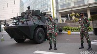 Diketahui, Panser Anoa jadi salah satu rantis andalan TNI untuk menjaga keamanan di objek vital. Tak hanya dikerahkan untuk menjaga pusat perbelanjaan di kawasan Senayan, Panser Anoa juga dikerahkan untuk menjaga keamanan di kawasan perdagangan Glodok.