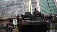 Panser Anoa yang juga digunakan pasukan Perserikatan Bangsa-Bangsa (PBB) mengusung mesin diesel turbo 6 silinder segaris bertenaga 320hp pada 2.300 rpm berstandar Euro 3 dengan kapasitas tangki sebesar 200 liter, yang dikawinkan dengan transmisi Automatic ZF 6HP502S 6 maju, 1 mundur.