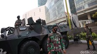 Merujuk spesifikasi Pindad, panser ini juga dilengkapi berbagai persenjataan seperti senapan mesin 12.7 mm, senapan mesin 7.62 mm, granat CIS 40 AGL, Smoke Grenade Dischargers: cal. 66 mm (3 kiri, 3 kanan). Turret Manual (dapat dioperasikan 360 derajat).
