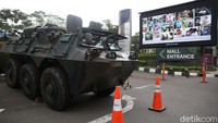 Prajurit Yonif Mekanis 202/Taji Malela berdiri di dekat Panser Anoa yang disiagakan di Senayan City, Jakarta Selatan, Selasa (13/10/2020).