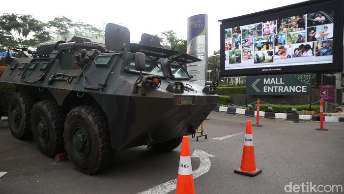 Rantis Andalan TNI Siap Jaga Pusat Perbelanjaan di Ibu Kota Pengamanan di pusat perbelanjaan diperketat di tengah demo tolak omnibus law UU Cipta Kerja di Jakarta. Salah satu rantis yang dikerahkan TNI adalah Panser Anoa