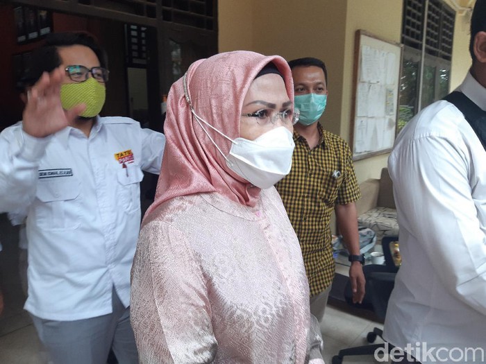 Ratu Tatu bungkam usai diperiksa Bawaslu Banten