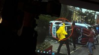 Pelaku yang melakukan perusakan terhadap kendaraan dinas polisi terlihat memakai almamater berwarna kuning milik Universitas Lancang Kuning, Kamis (8/10) pekan lalu. Pelaku ternyata mahasiswa gadungan. (ANTARA FOTO/Rony Muharrman)