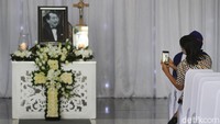 Pengusaha asal Solo Robby Sumampow sempat menjadi mualaf semasa hidupnya. Namun dalam prosesi pemakamannya dijalankan dengan tata cara Katolik di rumah duka Thiong Ting, Jebres, Solo.  