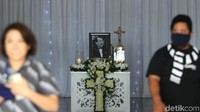 Tampak penataan tempat menyemayamkan jenazah Robby dipenuhi warna putih, dilengkapi tanda salib dan foto almarhum, Selasa (13/10).  