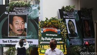 Suasana rumah duka Thiong Thing Solo tempat disemayamkan sementara pengusaha Robby Sumampow, Surakarta, Jawa Tengah, Selasa (13/10). Robby wafat di Singapura saat menjalani pengobatan.  