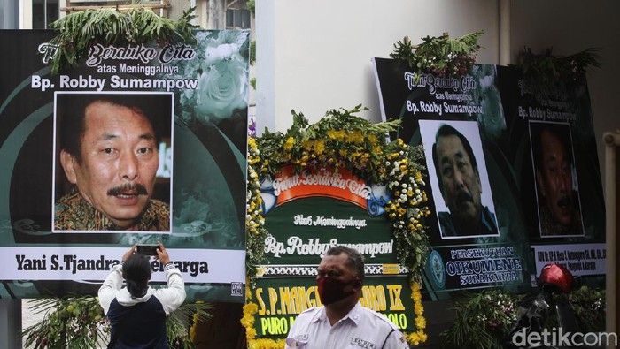 Suasana rumah duka Thiong Thing Solo tempat disemayamkan sementara pengusaha Robby Sumampow, Surakarta, Jawa Tengah, Selasa (13/10). Robby wafat di Singapura saat menjalani pengobatan.
