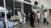 Jenazah Robby tiba di Thiong Ting pada Senin (12/10) pukul 22.00 WIB. Almarhum disemayamkan di ruang E hingga Kamis lusa.  