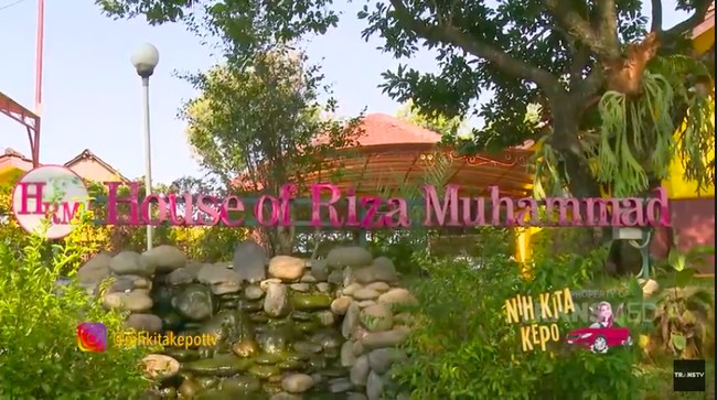 Tak tanggung-tanggung, rumah tersebut berdiri di lahan seluas 2000 meter persegi. Saking luasnya, ia mengaku mempekerjakan 10 asisten untuk mengurusi rumahnya. (Foto: YouTube/Trans TV Official)