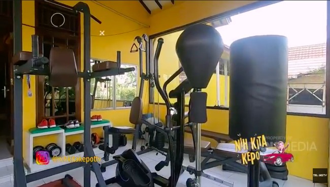 Di dalam gym tersebut, terdapat peralatan untuk latihan fisik yang cukup lengkap. (Foto: YouTube/Trans TV Official)