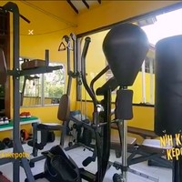 Di dalam gym tersebut, terdapat peralatan untuk latihan fisik yang cukup lengkap. (Foto: YouTube/Trans TV Official)