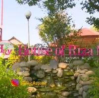 Tak tanggung-tanggung, rumah tersebut berdiri di lahan seluas 2000 meter persegi. Saking luasnya, ia mengaku mempekerjakan 10 asisten untuk mengurusi rumahnya. (Foto: YouTube/Trans TV Official)