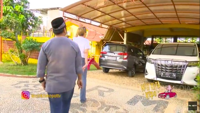 Inilah garasi rumah Ustaz. Garasi tersebut memuat lima mobil milik pria penggemar Bollywood itu. (Foto: YouTube/Trans TV Official)