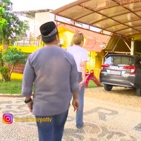 Inilah garasi rumah Ustaz. Garasi tersebut memuat lima mobil milik pria penggemar Bollywood itu. (Foto: YouTube/Trans TV Official)