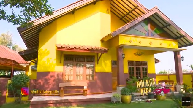 Bangunan utama rumah. Bentuknya sederhana, tapi tetap mencolok berkat warna kuning yang mendominasi eksterior. (Foto: YouTube/Trans TV Official)