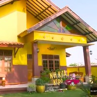 Bangunan utama rumah. Bentuknya sederhana, tapi tetap mencolok berkat warna kuning yang mendominasi eksterior. (Foto: YouTube/Trans TV Official)