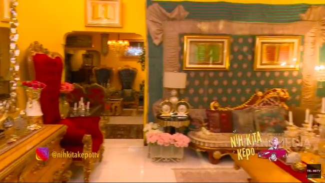Bak di sebuah istana, kursi dan sofa berukuruan besar dengan ukiran emas-emas mendominasi. (Foto: YouTube/Trans TV Official)