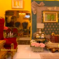 Bak di sebuah istana, kursi dan sofa berukuruan besar dengan ukiran emas-emas mendominasi. (Foto: YouTube/Trans TV Official)