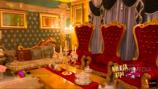 Untuk interior di dalam rumah, kental dengan nuansa India dan Timur Tengah. Kalau desain, memang saya, dikit-dikit. Apa yang saya punya, saya tabung, katanya kepada Nikita Mirzani di program Nih Kita Kepo. (Foto: YouTube/Trans TV Official)