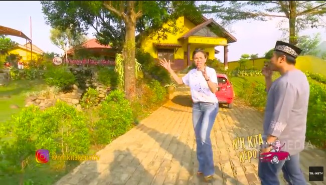 Inilah tempat Ustaz Riza Muhammad dan keluarganya bernaung. Sebuah rumah dengan halaman luas yang berada di kawasan Depok, Jawa Barat. (Foto: YouTube/Trans TV Official)