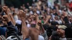 Saat Massa Kepalkan Tangan Dengar Habib Rizieq Segera Pulang