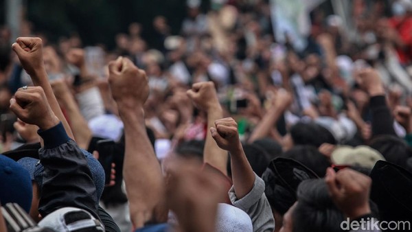 Saat Massa Kepalkan Tangan Dengar Habib Rizieq Segera Pulang