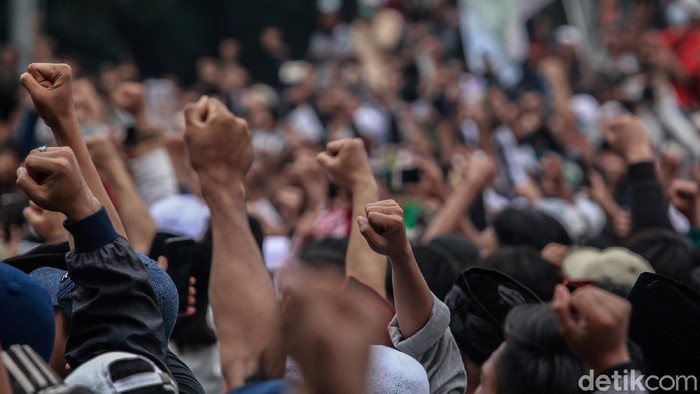 Ada kabar soal Habib Rizieq Syihab di tengah demo tolak UU Cipta Kerja. Ketum FPI KH Ahmad Shabri Lubis menyatakan Habib Rizieq akan segera pulang ke Tanah Air.
