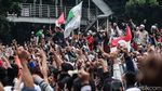 Saat Massa Kepalkan Tangan Dengar Habib Rizieq Segera Pulang