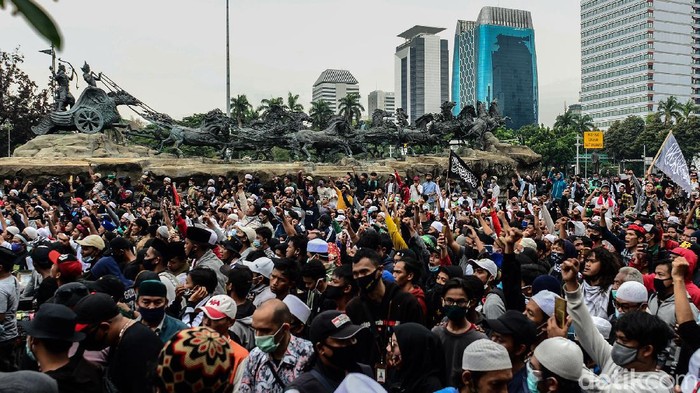 Ada kabar soal Habib Rizieq Syihab di tengah demo tolak UU Cipta Kerja. Ketum FPI KH Ahmad Shabri Lubis menyatakan Habib Rizieq akan segera pulang ke Tanah Air.