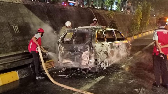 Sebuah Mobil Terbakar di TB Simatupang Arah Pasar Minggu