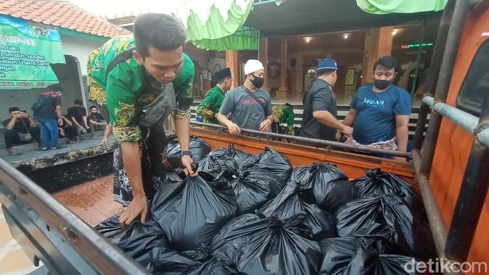 Sejumlah pemuda saat membungkus air salamun pada tradisi Rebo Wekasan di Masjid Wali Desa Jepang, Kecamatan Mejobo, Kudus, Selasa (13/10/2020). (Dian Utoro Aji/detikcom).