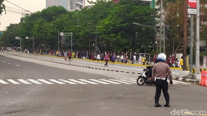 Sekelompok Pemuda Berdatangan Lewat Simpang Harmoni, Polisi Berjaga-jaga