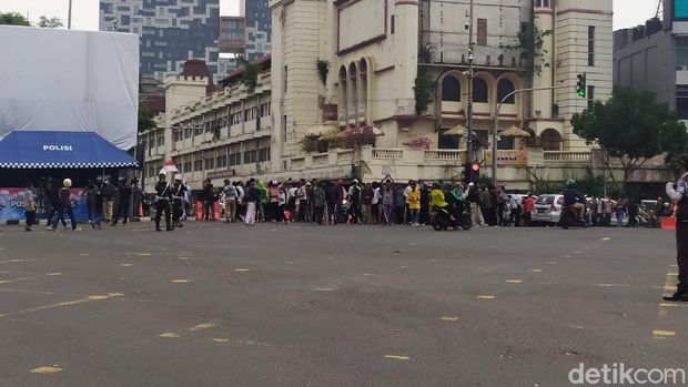 Sekelompok Pemuda Berdatangan Lewat Simpang Harmoni, Polisi Berjaga-jaga