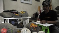 Lukisan 3D pada media batu kali dengan berbagai gambar satwa maupun serangga tersebut mampu diselesaikan dalam waktu satu hari yang dipesan sebagai hiasan dekorasi rumah maupun sovenir pernikahan ke sejumlah wilayah di Jabodetabek dan Bali dengan harga mulai Rp.100 ribu hingga Rp.1 juta tergantung ukuran batu dan tingkat kesulitan gambar.