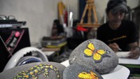 Pelukis menyelesaikan pembuatan lukisan 3D pada media batu kali di Ciburial Indah, Kota Bogor, Jawa Barat, Senin (12/10/2020).