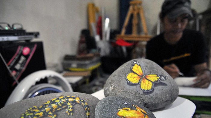 SENI LUKIS 3D PADA MEDIA BATU KALI Pelukis menyelesaikan pembuatan lukisan 3D pada media batu kali di Ciburial Indah, Kota Bogor, Jawa Barat, Senin (12/10/2020). Lukisan 3D pada media batu kali dengan berbagai gambar satwa maupun serangga tersebut mampu diselesaikan dalam waktu satu hari yang dipesan sebagai hiasan dekorasi rumah maupun sovenir pernikahan ke sejumlah wilayah di Jabodetabek dan Bali dengan harga mulai Rp.100 ribu hingga Rp.1 juta tergantung ukuran batu dan tingkat kesulitan gambar. ANTARA FOTO/Arif Firmansyah/hp.