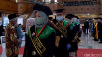 Diketahui, para wisudawan yang mengikuti prosesi wisuda secara tatap muka ini merupakan perwakilan mahasiswa berprestasi dari tingkat sarjana hingga doktoral.