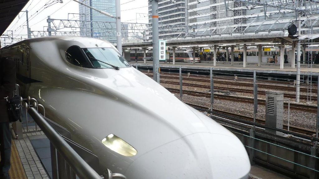Detik-detik Kereta Super Cepat Berhenti saat Gempa Melanda Jepang