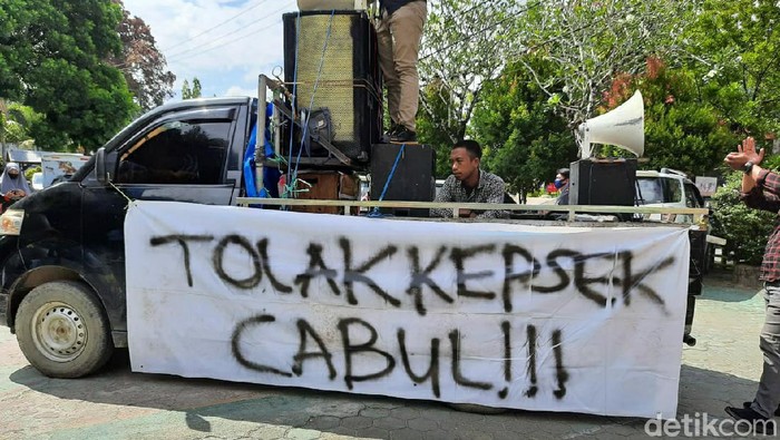 Siswa SMAN 9 Kendari menolak kepala sekolah cabul (Sitti-detikcom).