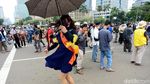 Sosok Ini Bikin Massa Aksi Salah Fokus Saat Demo di Patung Kuda