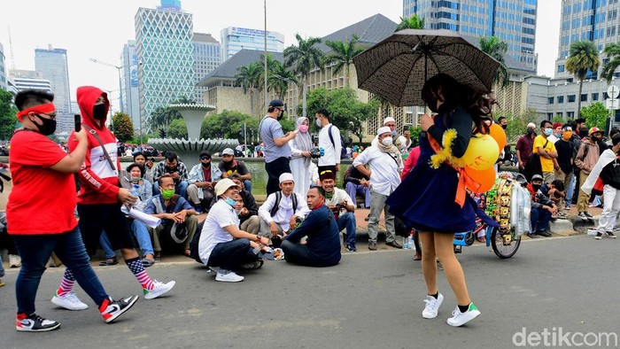 Massa PA 212 dkk menggelar aksi unjuk rasa tolak omnibus law UU Cipta Kerja. Di tengah aksi itu, ada satu sosok yang bikin massa aksi salah fokus, siapakah dia?