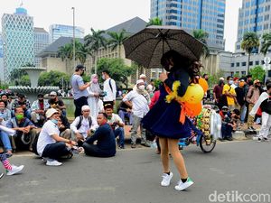 Sosok Ini Bikin Massa Aksi Salah Fokus Saat Demo di Patung Kuda