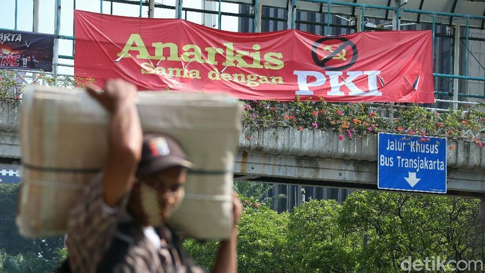 Jelang aksi demo, spanduk bertuliskan 