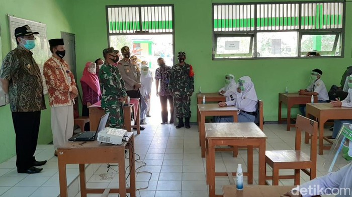 Suasana simulasi sekolah tatap muka di SMAN 1 Sumber, Rembang, Selasa (13/10/2020).