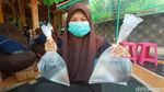 Foto: Pandemi Corona, Air Salamun Dibagikan ke Rumah Warga Kudus