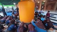 Tradisi Rebo Wekasan di Desa Jepang pun ada sejarahnya. Yakni dikembangkan oleh Syaid Doro Ali Al- Idrus. Beliau adalah tokoh yang melestarikan tradisi ini di Masjid Wali semenjak peninggal Sunan Kudus dan Arya Penangsang.