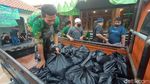 Foto: Pandemi Corona, Air Salamun Dibagikan ke Rumah Warga Kudus